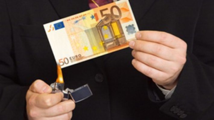 Veste FORMIDABILĂ pentru românii cu credite: PLATA RATEI la un curs mai mare este abuzivă